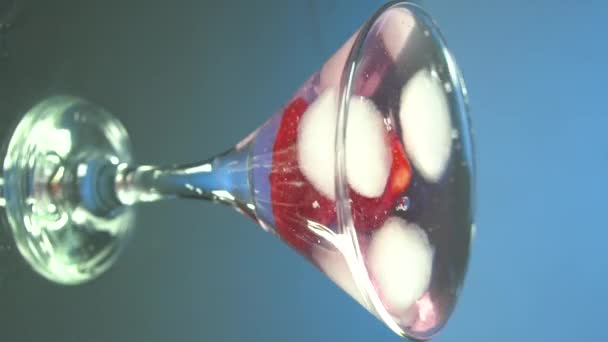 Професійний бармен кладе професійні кришталеві кубики льоду в склянку, готуючи алкогольний коктейль для клієнтів у барі або диско-клубі. Вертикальне відео для смартфонів і планшетів
 - Кадри, відео