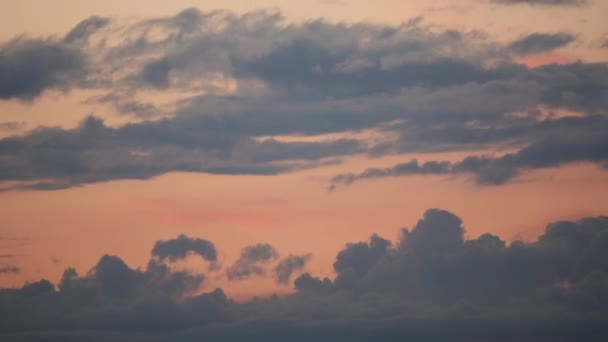 темні хмари пливуть по небу ввечері в різних напрямках 2020
 - Кадри, відео