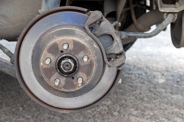 Moyeu de roue arrière rouillé avec disque de frein à l'atelier de pneus. Voiture sans roue lors du remplacement sur le centre de service des pneus. Vue rapprochée
 - Photo, image