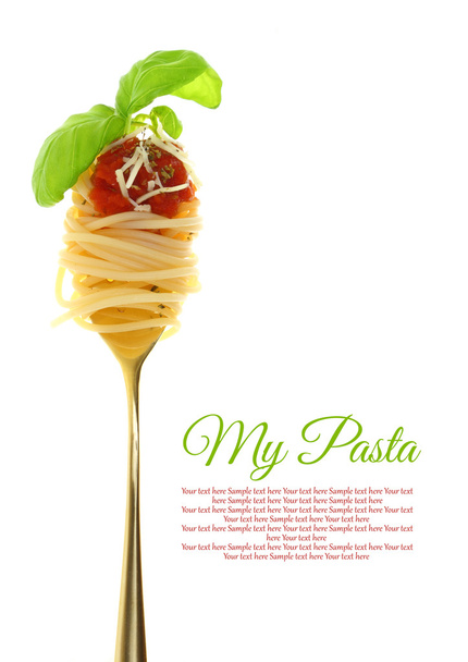Haarukka spagetti, tomaattikastike ja basilika eristetty
 - Valokuva, kuva