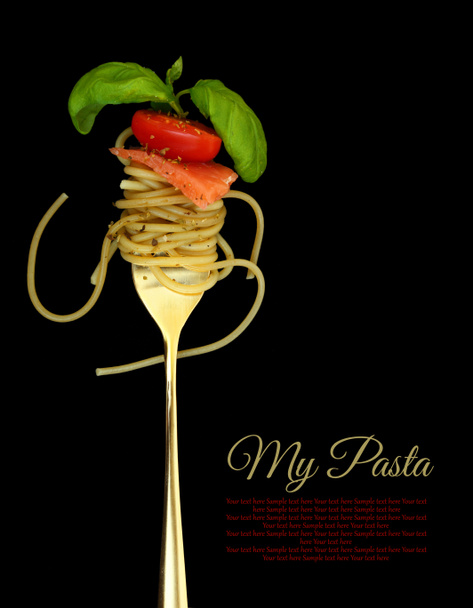widelec z spaghetti, pomidor, łosoś i bazylia na czarny - Zdjęcie, obraz