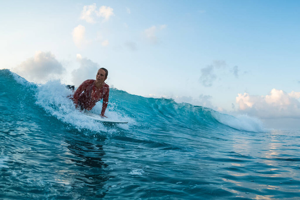 Woman surfer starts ride the wave - Fotografie, Obrázek
