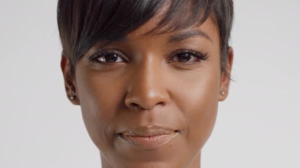 přední pohled detailní portrét smíšené rasy žena s krátkým účesem sledování kamery a usmívání - Záběry, video