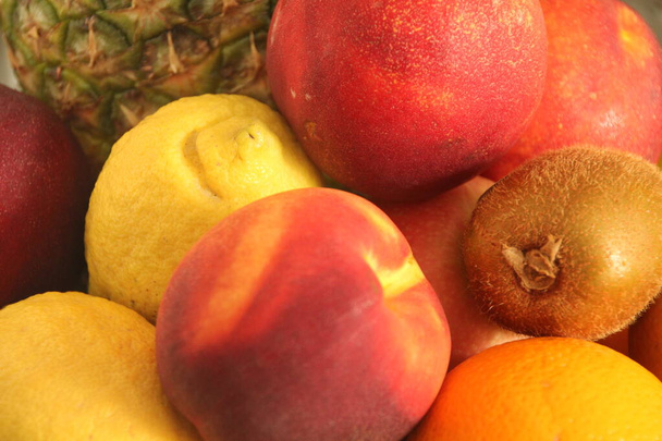 Verschillende vruchten op een schaal - Foto, afbeelding