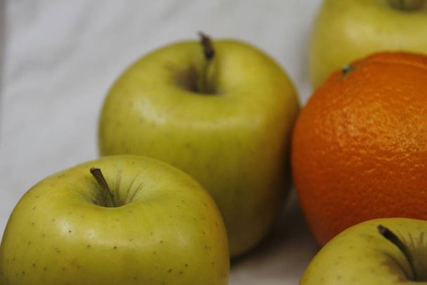 Frutta diversa su una boccia
 - Foto, immagini