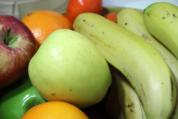 ボウルの上の異なる果物 - 写真・画像