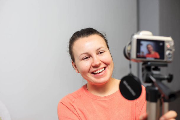 Fiatal női blogger rögzíti a videót az előfizetők egy professzionális kamera, vlog - Fotó, kép