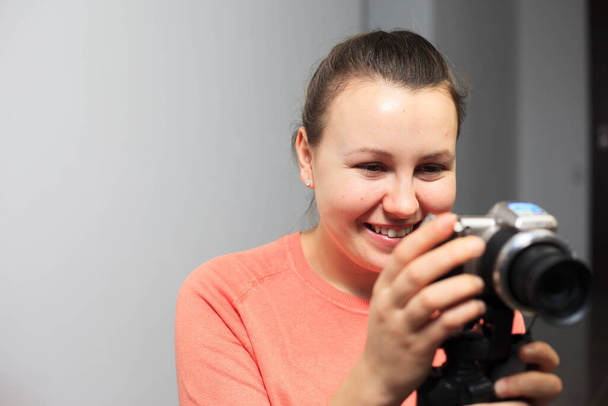 Νεαρή γυναίκα blogger ηχογραφεί βίντεο για τους συνδρομητές της από επαγγελματική κάμερα, vlog - Φωτογραφία, εικόνα