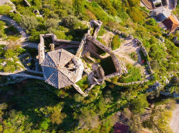 Ruiny średniowiecznego zamku Pocitelj, Bośnia. - Zdjęcie, obraz