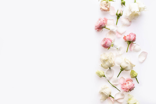 Composición de flores. Flores rosas sobre fondo blanco. Piso tendido, vista superior, espacio para copiar. Marco fronterizo
.  - Foto, imagen