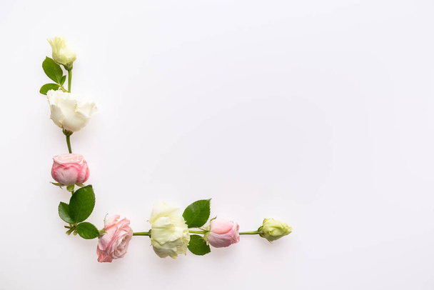 Composizione floreale festiva isolata sullo sfondo bianco. Cornice di confine. Vista aerea
 - Foto, immagini