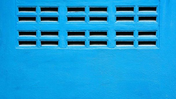 голубая стена с вентиляционными решетками - фон
 - Фото, изображение