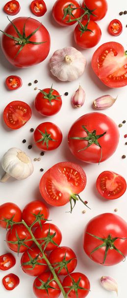 Composizione con pomodori e ingredienti su fondo bianco, vista dall'alto
 - Foto, immagini