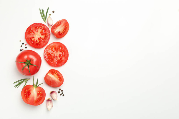Tomaten en ingrediënten op witte achtergrond, bovenaanzicht - Foto, afbeelding