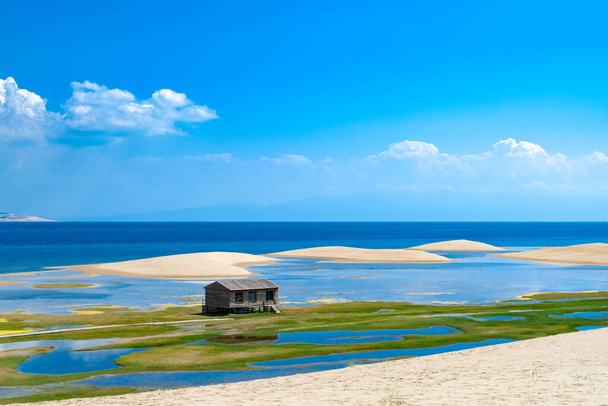 Chalet sur l'île de sable du lac Qinghai, province de Qinghai, Chine. Désert et lac bleu clair sans fin
 - Photo, image