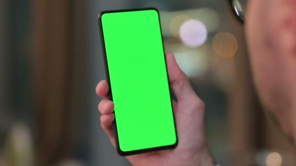 緑のクロマキー画面でスマートフォンを使用する  - 映像、動画