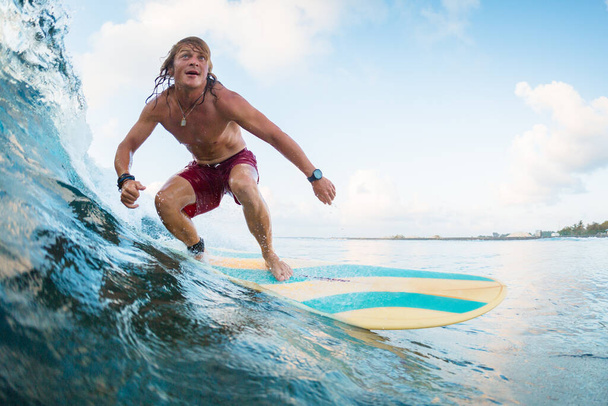 Young surfer rides ocean tropical wave - Foto, Imagem