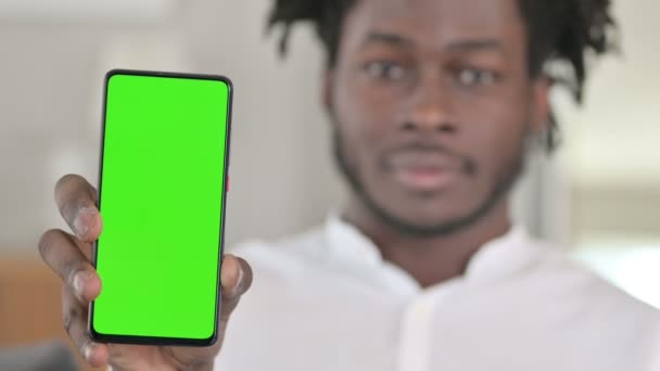 Ritratto di uomo africano che tiene Smartphone con schermo chiave cromatica
  - Filmati, video