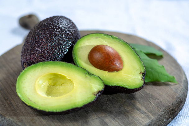 Twee verse rijpe rauwe hass avocado 's, close-up, gezonde voeding concept - Foto, afbeelding