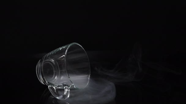 Rauchglas mit abstrakten Bewegungen auf Kopierfläche für Botschaften bei wichtigen Anlässen - Filmmaterial, Video