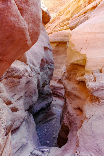 Schöne geologische Formation in der Wüste, farbenfrohe Sandstein-Canyon-Wanderung, Red Canyon in der Negev-Wüste, Israel - Foto, Bild