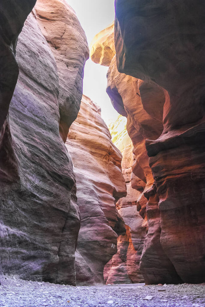 Krásná geologická formace v poušti, barevný pískovcový kaňon pěší stezka, Červený kaňon v Negevské poušti, Izrael - Fotografie, Obrázek
