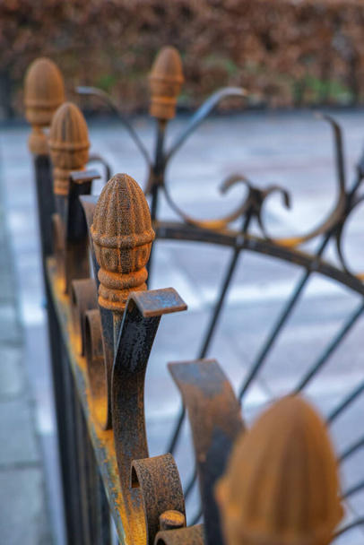 Λεπτομέρειες για σκουριασμένο σιδερένιο διακοσμητικό φράχτη, close up - Φωτογραφία, εικόνα