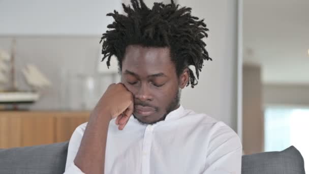 A fáradt afrikai férfi portréja, amint szundikál  - Felvétel, videó