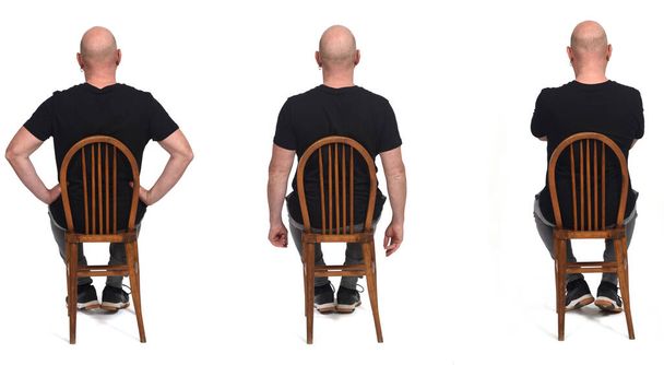  gruppo di stesso uomo con abbigliamento sportivo seduto con una sedia su sfondo bianco, vista posteriore, - Foto, immagini