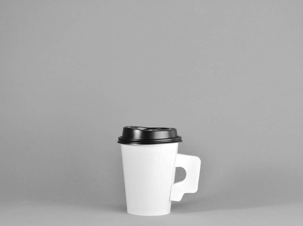 Wit papieren koffiekopje - close-up - Foto, afbeelding