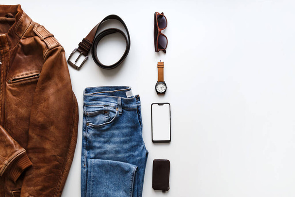 Mężczyzna płaski świecki hipster lato moda zestaw akcesoriów i ubrań na biało. Przestrzeń kopiowania po prawej - Zdjęcie, obraz