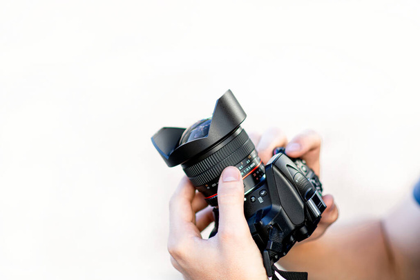 moderne dslr camera met brede lens - Foto, afbeelding
