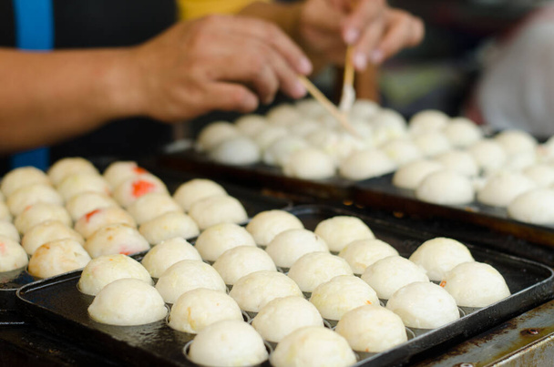 Prozess zum Kochen takoyaki beliebtesten leckeren Snack Japans - Foto, Bild