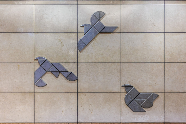 пташині плитки, розміщені на стіні, щоб символізувати мир і свободу
 - Фото, зображення