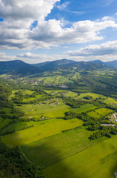 panoráma gyönyörű vidék Románia. napos délután. csodálatos tavaszi táj a hegyekben. füves terület és gördülő dombok. vidéki táj - Fotó, kép