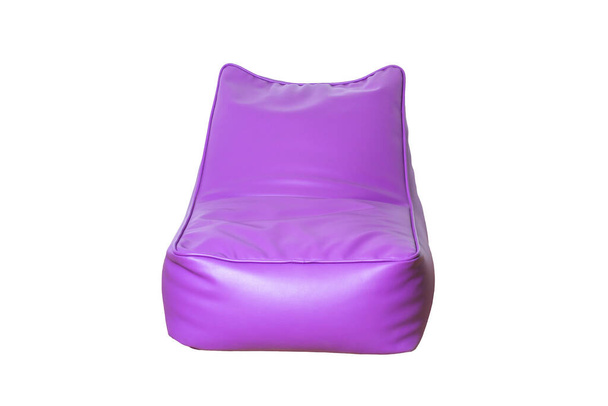Pohled zepředu na měkké a pohodlné fialové kožené lehátko izolované na bílém pozadí. Italský design nábytku - Fotografie, Obrázek