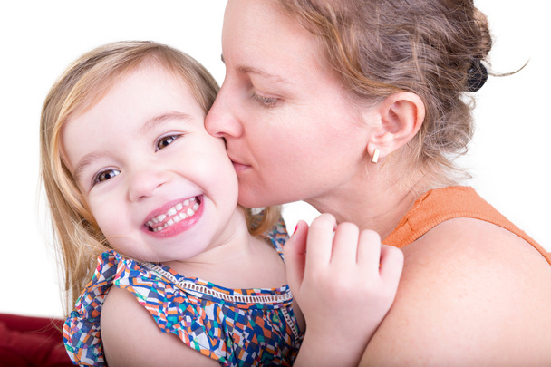 Rire petite fille embrassée par sa mère
 - Photo, image
