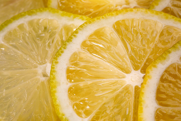 Citromos háttér. Közelről láthatjuk a citromszeleteket. Citrusfélék szerkezete - Fotó, kép