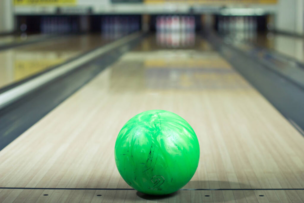 Gros plan d'une boule de bowling dans une allée, temps libre
 - Photo, image
