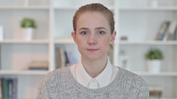 Portret van jonge vrouw doet Stop Teken met de hand - Video