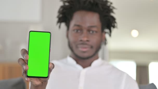 Πορτρέτο του αφρικανικού ανθρώπου κρατώντας Smartphone με Chroma βασική οθόνη  - Πλάνα, βίντεο