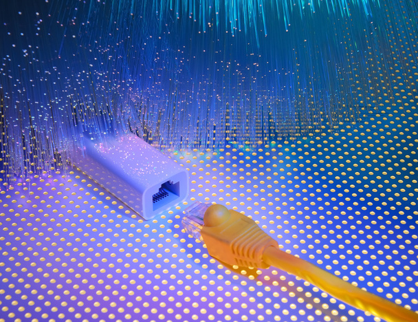Cables de red y primer plano con fondo de fibra óptica
 - Foto, Imagen