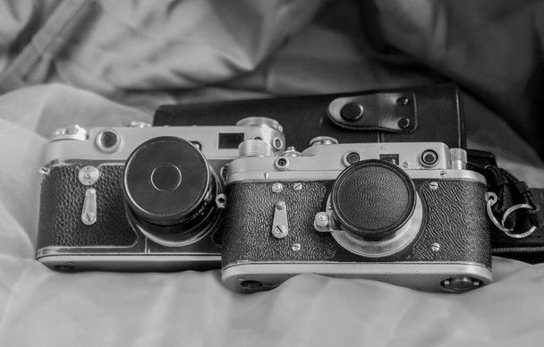 Κοντινή εικόνα μιας vintage φωτογραφικής μηχανής σε ασπρόμαυρο - Φωτογραφία, εικόνα
