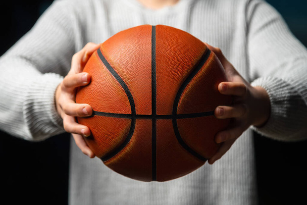 Close up de jogador de basquete profissional segurando uma bola na mão. Atleta de basquete de rua se preparando para a competição. Conceito de sucesso, marcar pontos e ganhar
 - Foto, Imagem