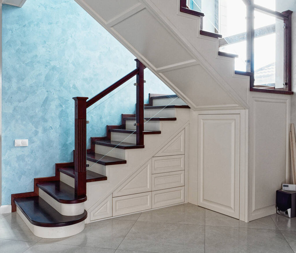 stylový design interiéru soukromého domu pokoj dřevěné schodiště do druhého patra 2020 - Fotografie, Obrázek