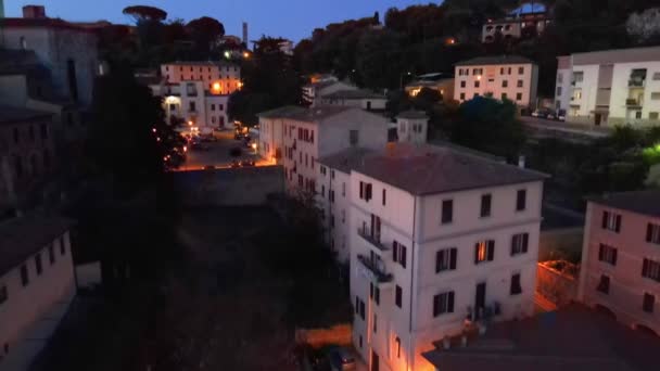 Pan Marittima, Toskania. Widok z lotu ptaka w nocy średniowiecznego miasta. Zwolniony ruch - Materiał filmowy, wideo