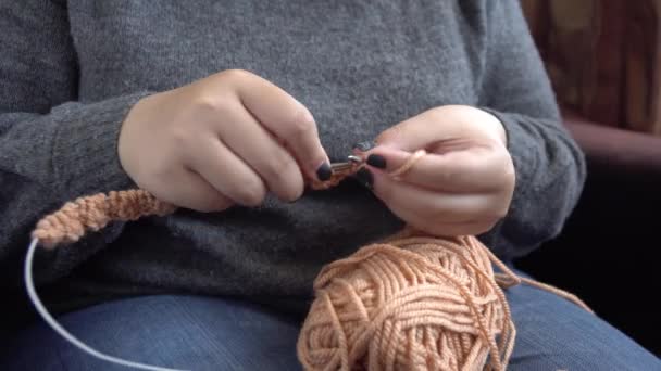 Mains de femmes tricotées en laine grise. Tricot à main
 - Séquence, vidéo