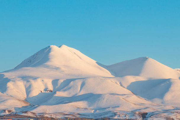 Hó borította palandoken hegyek tiszta ég - Fotó, kép