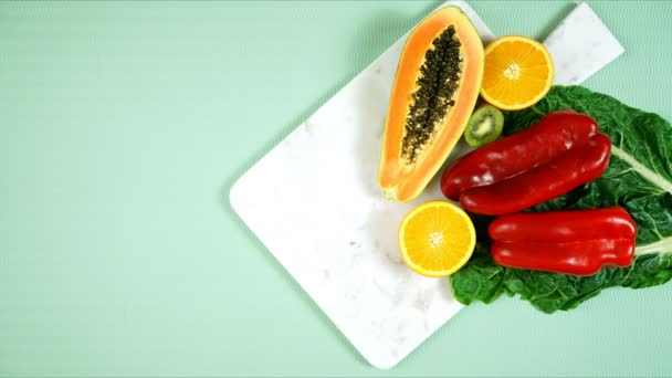 Az immunrendszert erősítő élelmiszerek, beleértve a gyümölcsöket, zöldségeket és baromfit. - Felvétel, videó