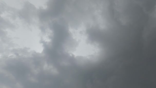 雨の嵐を越える前に、黒い雲の動きが空の上に形成される。自然空の背景. - 映像、動画